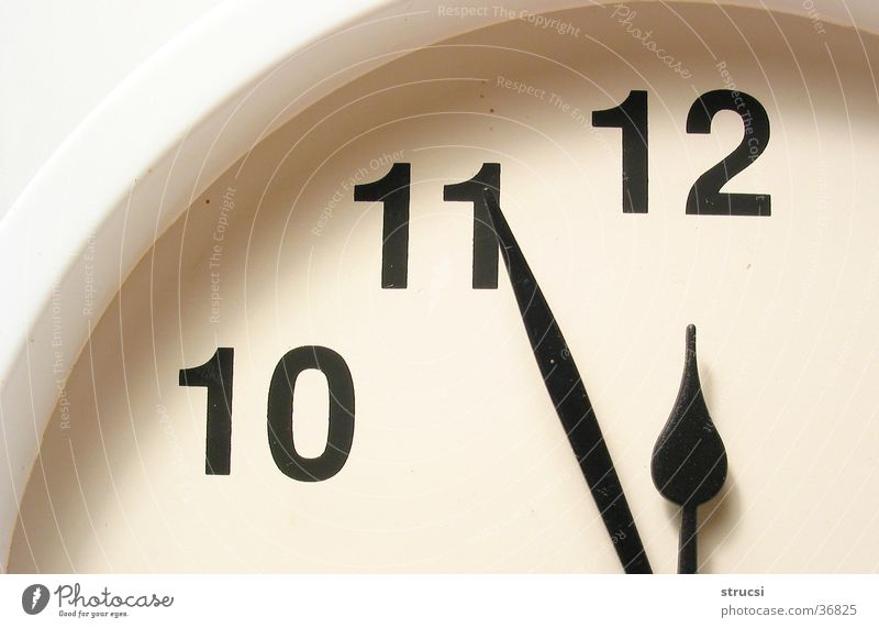 Fünf-vor-zwölf Uhr schwarz weiß Zeit 12 Dinge Uhrzeiger Ziffern & Zahlen Zifferblatt rund spät früh Wecker Wanduhr 11 10 Genauigkeit genau Minutenzeiger