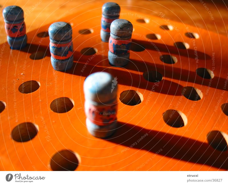 Brettspiel Freizeit & Hobby Spielen Holz hell-blau orange Loch Spielregel Spielfigur Figur Solitaire Schatten rund Farbfoto Nahaufnahme Menschenleer Morgen