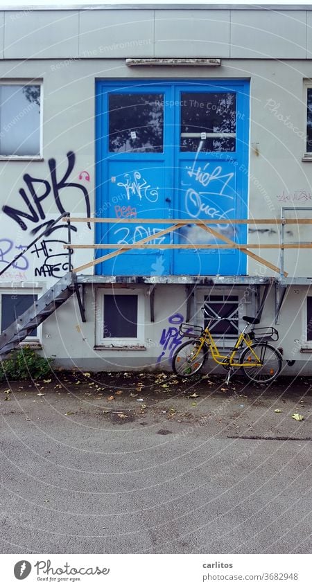 Rad vor billiger Absteige Fahrrad Treppe Eingang blau Geländer Provisorium Treppengeländer Architektur aufwärts gelb abwärts Treppenabsatz