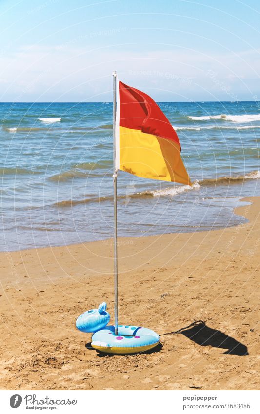 Flagge am Strand mit Schwimmring Meer Sand Wasser Wellen Sonne Himmel Küste Sommer Ferien & Urlaub & Reisen blau Tourismus Sommerurlaub Schönes Wetter