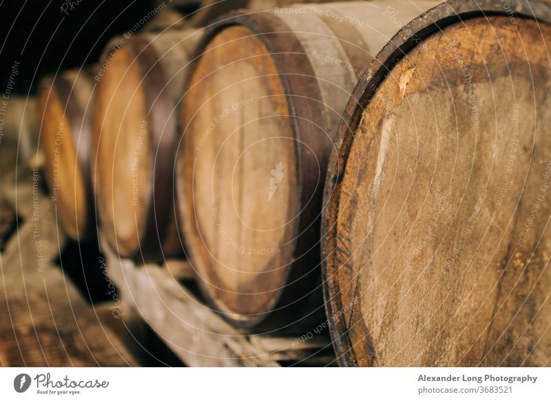 Fässer in einer Rum-Brennerei gefunden Hintergrundbild Lauf Alkohol trinken Holz