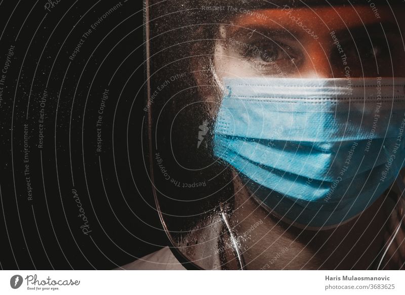 Ärztin mit Gesichtsschild auf schwarzem Hintergrund Covid-19 Coronavirus 2020 Atemschutzmaske wählen Klinik Korona-Arzt Korona-Epidemie Korona-Impfstoff