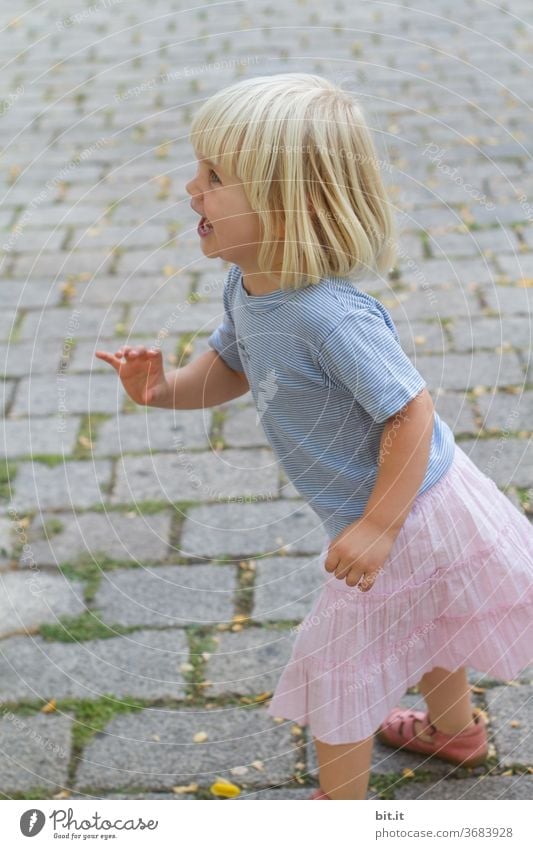 fang mich doch... Kind Kindheit Mädchen Mensch Spielen Glück Lifestyle Aktion Freude heiter Lächeln spielerisch Sommer spielend Fußgängerzone Kopfsteinpflaster