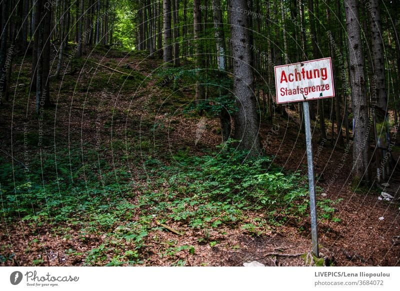 Straßenschild "Achtung Staatsgrenze Aufmerksamkeit Hintergrund sich[Akk] hüten Borte Textfreiraum Tag Tageslicht Wald Grenzen grün Information Landschaft Natur