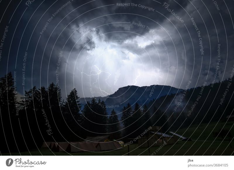 Gewitter über dem Zeltlager Blitz Wolke Nacht hell dunkel Zeltplatz Wald Berggrat imposant Gewitternacht