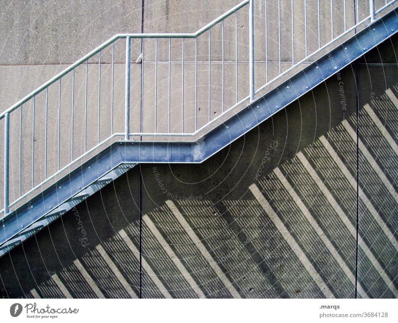Treppauf Treppe Wand Schatten Schattenspiel Treppengeländer ästhetisch Fassade Kontrast Strukturen & Formen lange Schatten aufwärts Linien grau Aufstieg