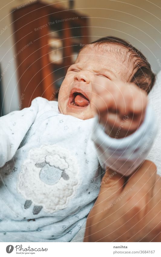 Neugeborenes Baby zu Hause sehr wütend verärgert neugeboren Wutausbruch weinen Weinen schreit gähnend signalisieren Unbehagen Mädchen Junge Kind Tochter Sohn