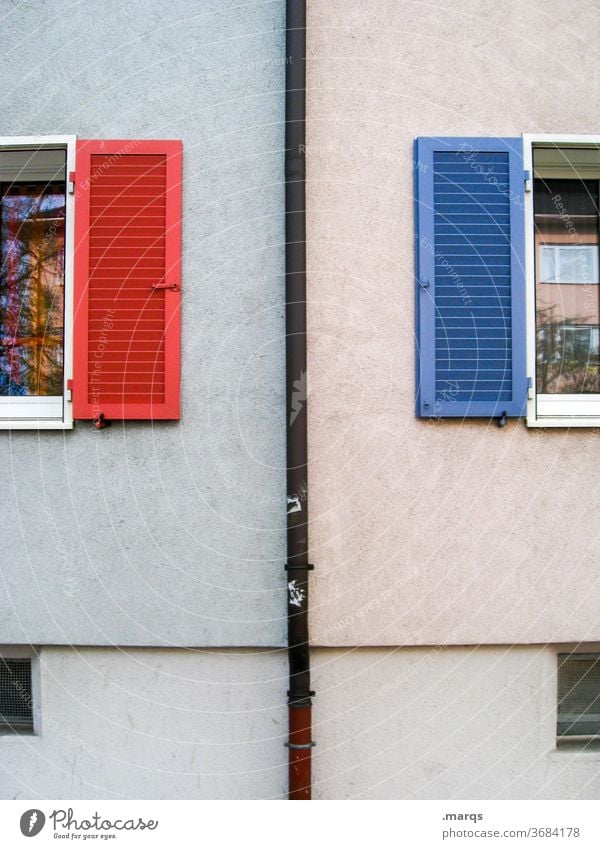 Nachbarn Fassade Fenster NAchbarschaft Fensterladen rot blau Regenrinne Gegensatz weiblich Maennlich Symmetrie