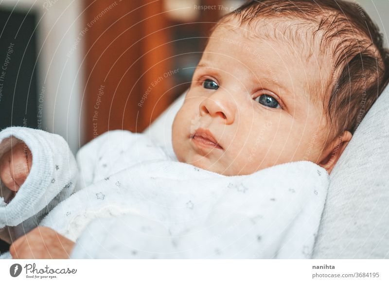 Hübsches neugeborenes Mädchen mit einem warmen Pyjama zu Hause Baby heimwärts niedlich bezaubernd lustig Junge Kind Tochter Sohn Gesicht expressiv Ausdruck