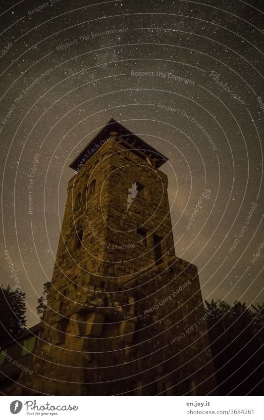 Die Teufelsmühle im Schwarzwald unter einem dunklen Sternenhimmel Turm Nacht Himmel Nachthimmel dunkel Backstein Teufelsmühle-Turm Aussichtsturm Astronomie
