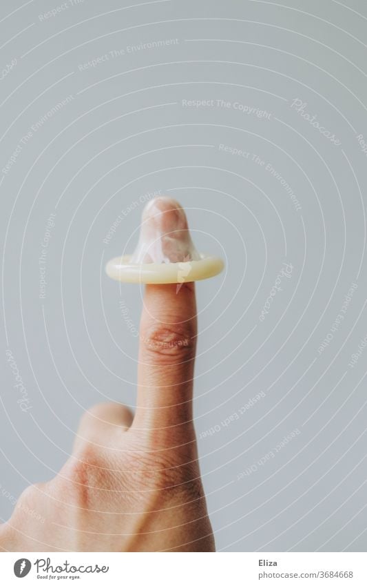 Ein Kondom auf einem Finger. Thema Geschlechtsverkehr und Verhütung. kondom weiblich Frauensache machs mit Hand Schutz Sicherheit Kontrolle AIDS Sex Sexualität