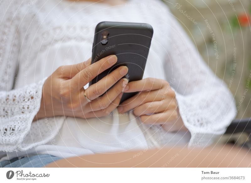 Frau schreibt Textnachricht auf Handy mobiltelefon Smartphone Hände halten Nachrichtenübermittlung Tippen Ring Telefon Technik & Technologie Mobile Lifestyle