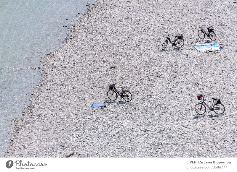 Fahrräder am Strand warten auf die Besitzer Hintergrund Fahrrad blau Textfreiraum Zyklen Tag Tageslicht See Freizeit Natur Fluss Ufer Strang Sommer Sonne sonnig