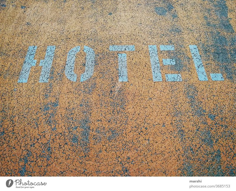 Hotel hotel straße parkfläche parkplatz beton reisen urban detailaufnahme aussen orange abstrakt stadt buchstaben wort reisewarnung