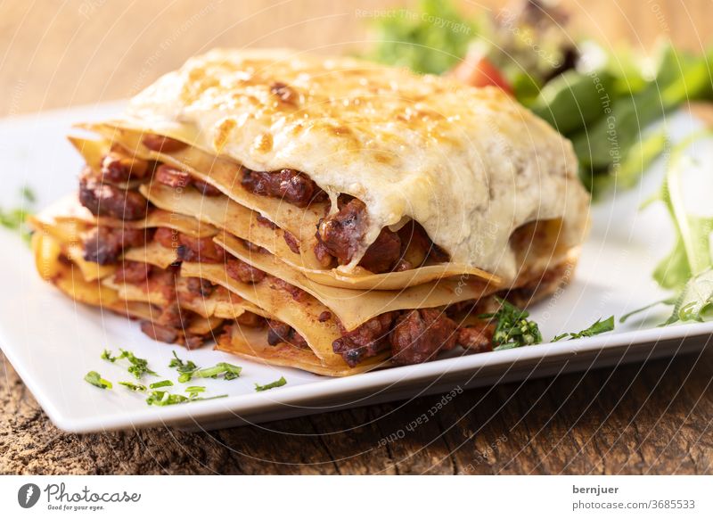 Nahaufnahme einer Portion Lasagne rustikal geschmackvoll niemand hausgemacht lecker Geschirr Mozzarella bechamel hacken Bolognaise Fleisch Ernährung mediterrane
