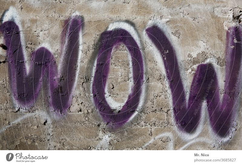 WOW Graffiti wow Wand Mauer Schriftzeichen Zeichen grau Freude Begeisterung Lebensfreude Glück Gefühle Stimmung Optimismus Umgangssprache Ausruf beeindruckend