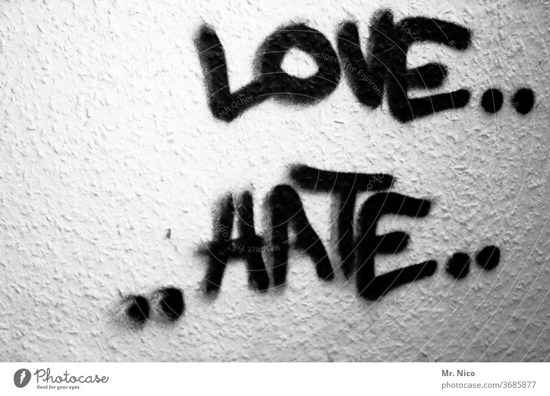 Gegensätze I Liebe und Hass Gefühle Wut Ärger Aggression Graffiti Feindseligkeit Schriftzeichen gegensätzlich Liebeskummer Frustration gereizt Verbitterung Wand