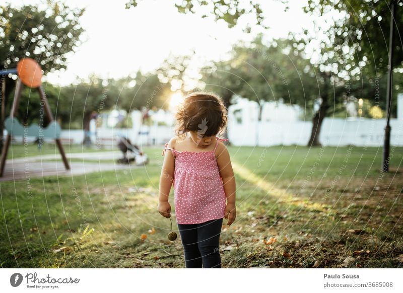 Kleines Mädchen steht auf dem Spielplatz Park Kind Kindheit Kaukasier 1-3 Jahre Außenaufnahme Farbfoto Kleinkind niedlich Freizeit & Hobby Lifestyle Sommer