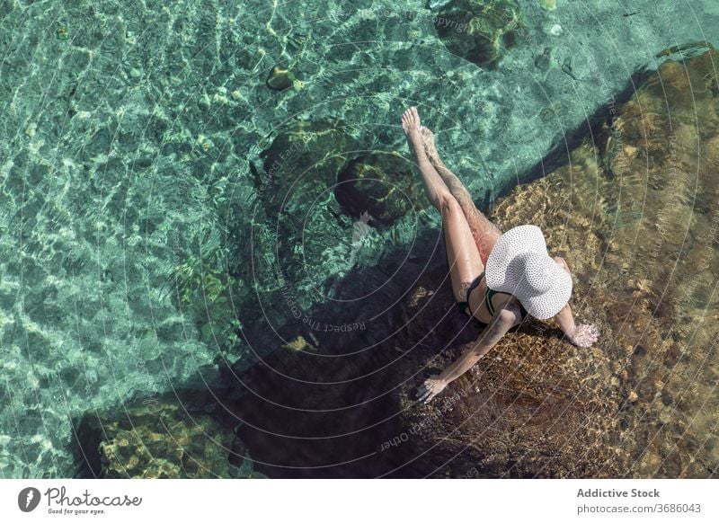 Frau ruht sich in sauberem Wasser aus Sauberkeit ruhen Resort Sommer Urlaub Felsen Hut Badebekleidung durchsichtig Badeanzug sich[Akk] entspannen Feiertag