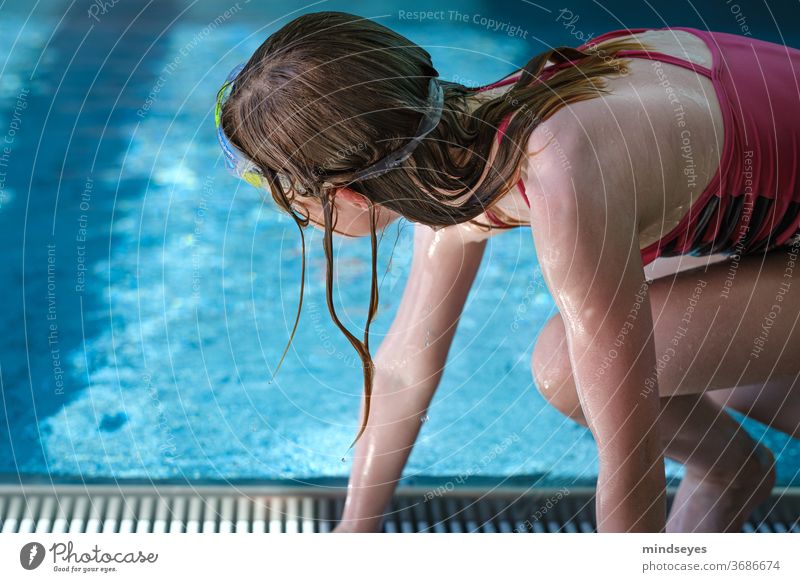 Mädchen im Schwimmbad Sommerferien schwimmen nass Wasser Sport Abenteuer Spielen toben Schwimmen & Baden tauchen blau Freude Ferien & Urlaub & Reisen