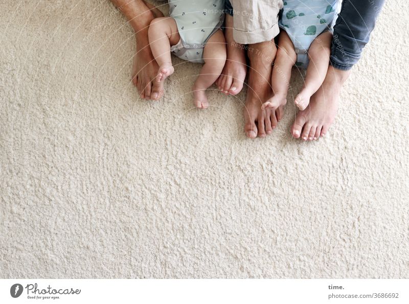 Lieblingsmenschen unter sich familie füße teppich mann frau Baby kleidung hose strampler barfuß zusammen nebeneinander beieinander sitzen