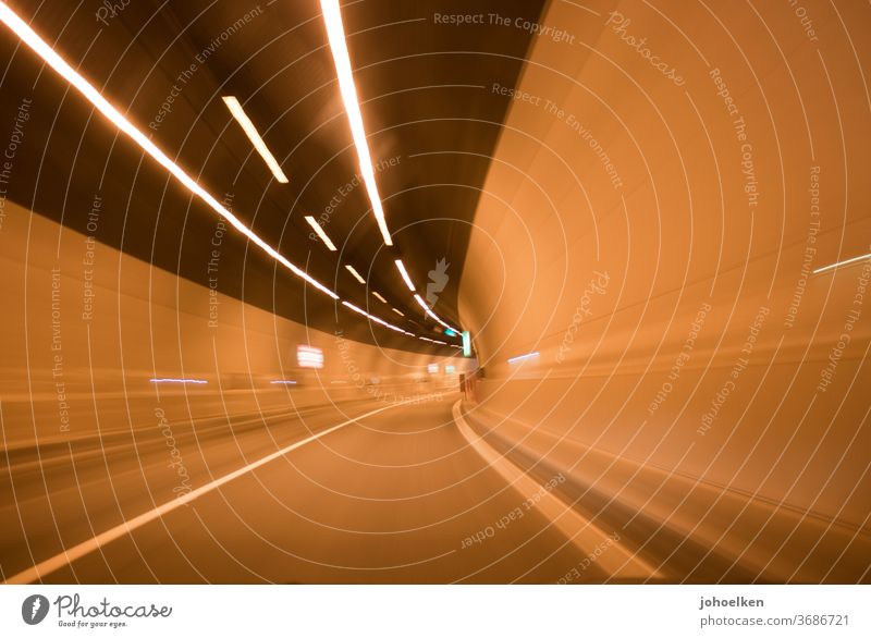 Straßentunnel Tunnel Tunnelblick Rausch Geschwindigkeit Sogwirkung Streifen Tunnelbeleuchtung Geschwindigkeitsrausch Autofahren Straßenbeleuchtung Teer