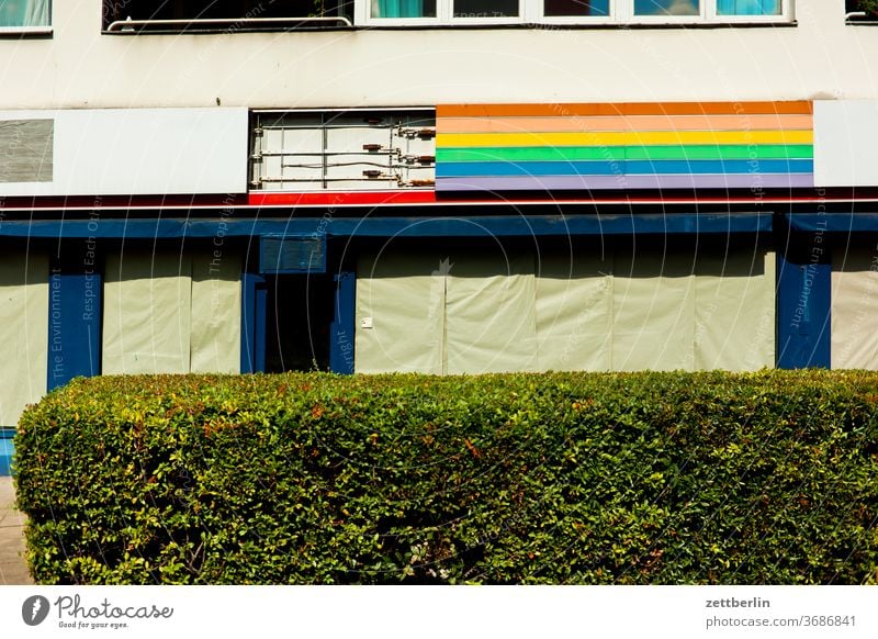 Außenwerbung in Regenbogenfarben architektur berlin büro city deutschland hauptstadt haus innenstadt menschenleer mitte modern neubau tourismus laden geschäft