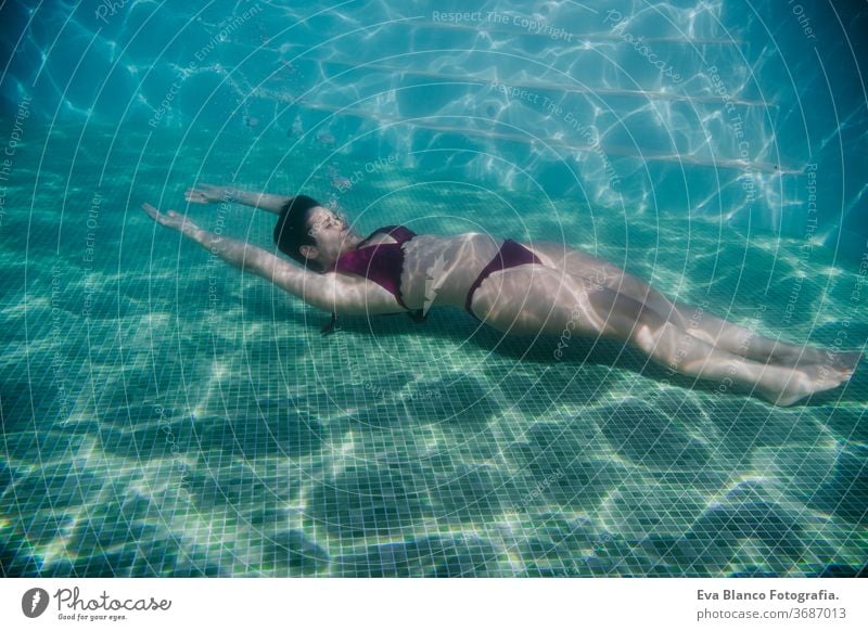 junge frau schwimmt in einem schwimmbad. sommer und lebensstil Frau unter Wasser Schwimmsport Sommer Blasen Spaß Kaukasier Pool Sinkflug Lifestyle übersichtlich