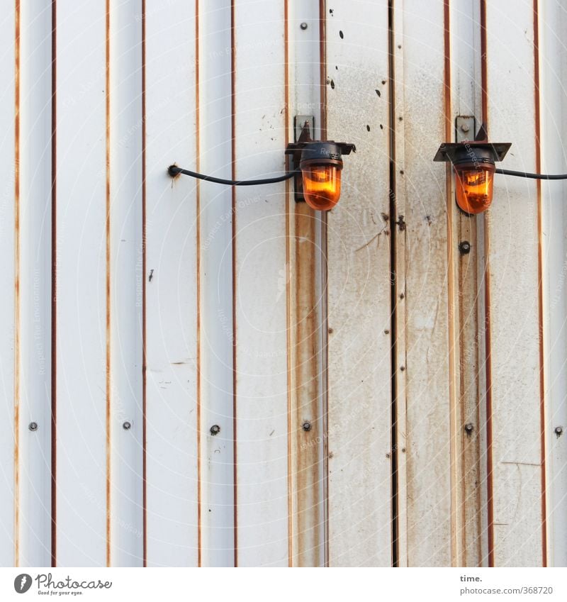 Nachtwächter, schlafend Technik & Technologie Energiewirtschaft Industrieanlage Mauer Wand Blech Lampe Wellblechwand Metall Rost hängen trashig Stadt orange
