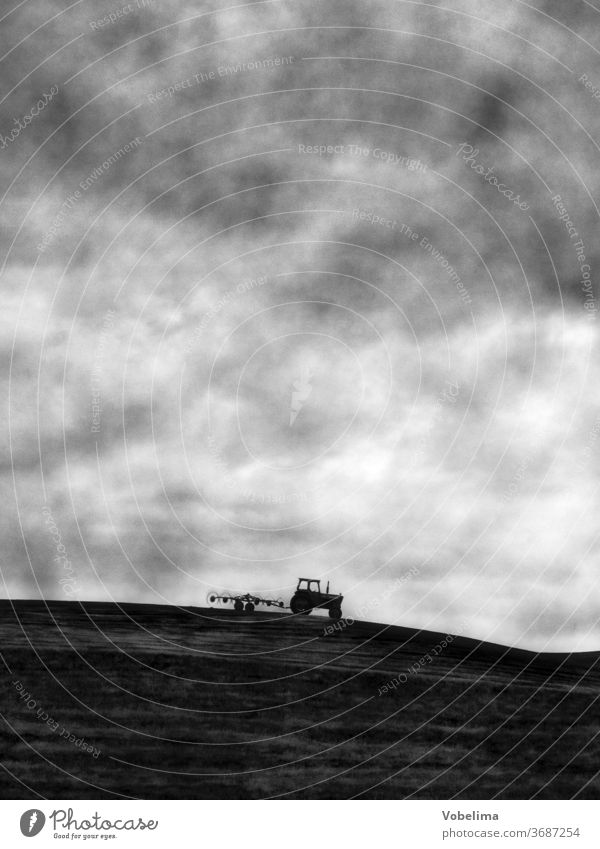 Traktor traktor schlepper mähwerk landwirtschaft wiese weide gras mähen landschaft hang wolke wolken wolkenhimmel acker