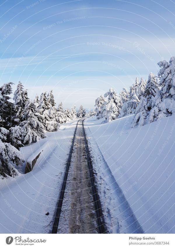 Winter-Schienen Schnee bedeckt Wunderland Zug Mitfahrgelegenheit kalt die Spitze eines Berges Harz Brocken Tiefschnee weiß blau