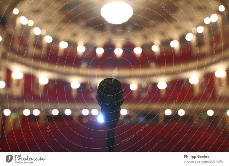 Leerer Theatersaal Musikkonzert Mikrofon Tiefenschärfe Fokus Saal Schauplatz leer Korona Kultur Kulturinstitut Oper Konzert