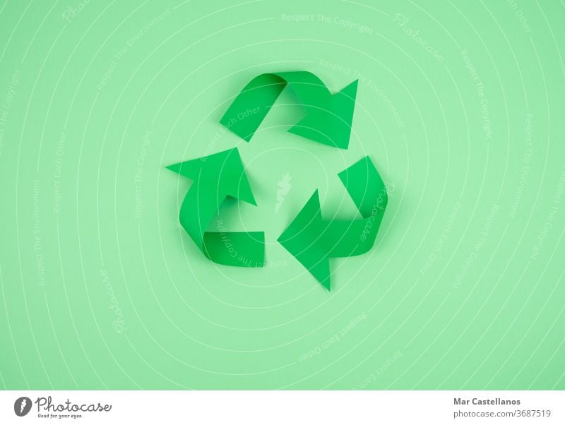 Recycling-Logo auf Papier auf grünem Hintergrund grüner Hintergrund Textfreiraum Ökologie modern aktuell Sauberkeit Unternehmen ökologisch Ikon Konzept Symbol