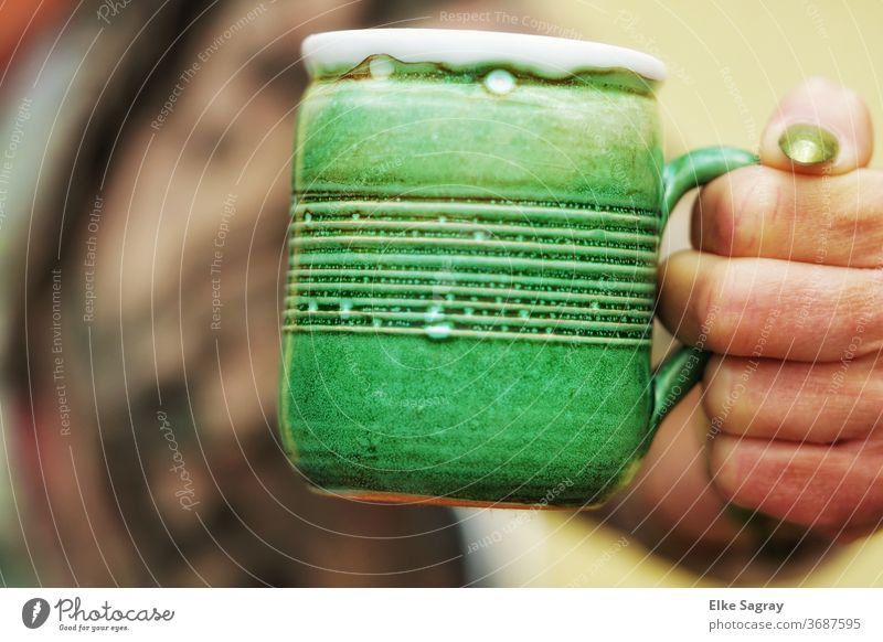Kaffee -Tasse grün Kaffetasse Café Heißgetränk Fingernagel Grünfläche Farbfoto