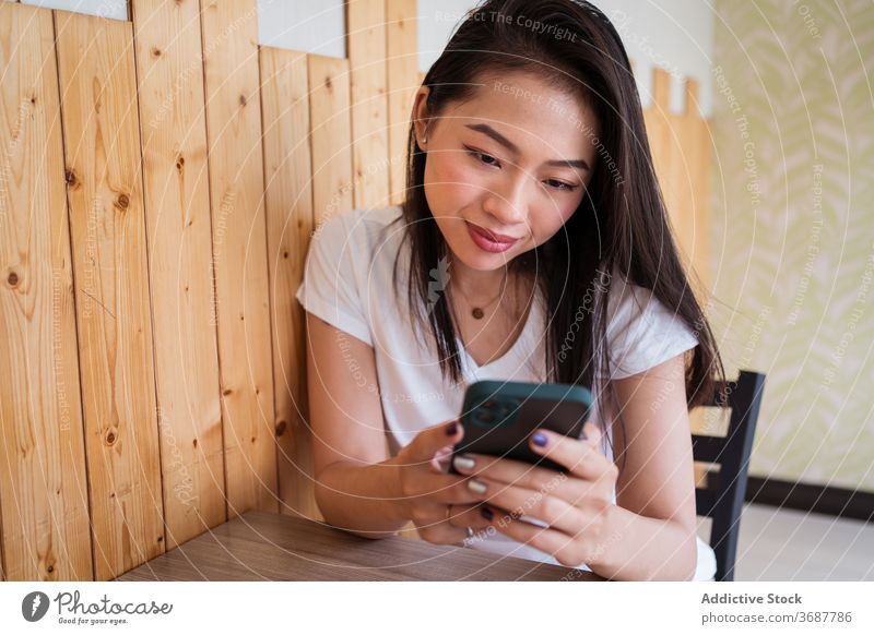 Glückliche Frau zeigt Match in Dating-App Termin & Datum Streichholz Smartphone wählen benutzend Terrasse ruhen Paar Freund Lifestyle Browsen online Anschluss