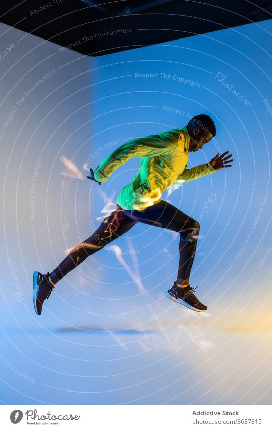 Sportler startet Sprint im Studio Läufer Start Athlet Sportbekleidung Mann Bestimmen Sie Trainingsanzug aktiv Sprinter Jogger physisch neonfarbig jung schwarz