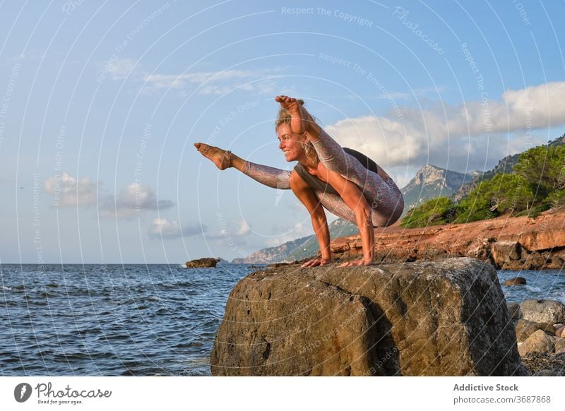 Frau macht Yoga-Übungen auf dem Felsen mit Blick auf das Meer Zukunft Berge MEER Natur stark Pose Orientalisch Gesundheit Konzentration Sonne Sonnenaufgang
