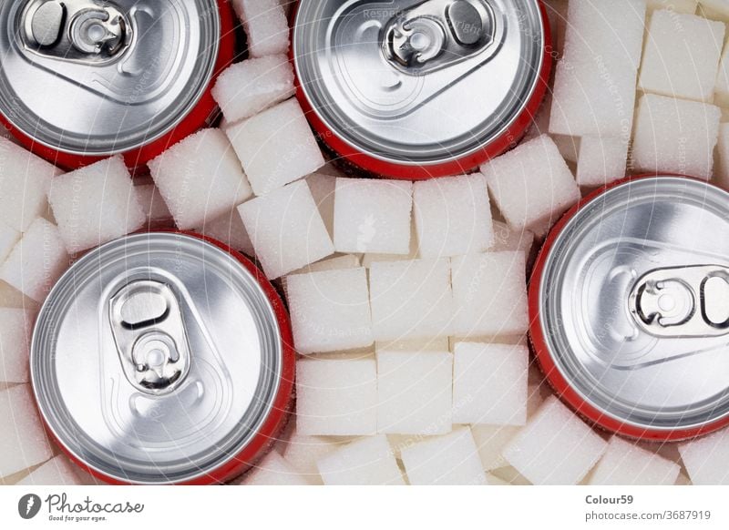 Zuckerwürfel mit Sodadose Objekte Kohlenhydrate Dose ungesund Würfel Diät mit Kohlensäure trinken Lebensmittel Zusatz süß Fettleibigkeit Cola Koffein
