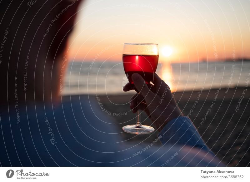 Mann mit einem Glas Wein am Strand bei Sonnenuntergang trinken Alkohol romantisch genießend langsames Leben sich[Akk] entspannen MEER schön Feier Getränk