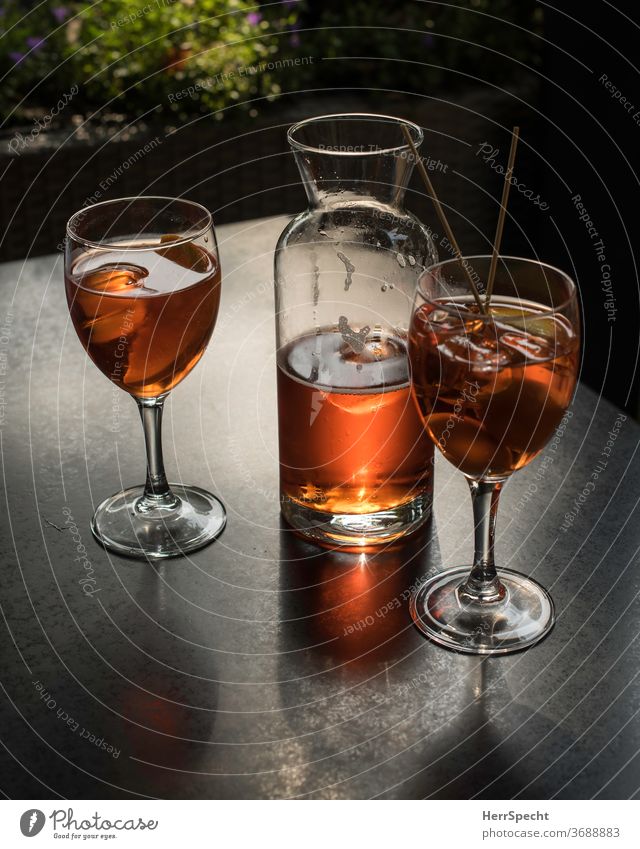 Zeit für einen Aperitif Getränk Cocktail Glas Alkohol Sommer Bar Eiswürfel Aperol Spritz Spirituosen Feste & Feiern Longdrink trinken genießen Nachtleben