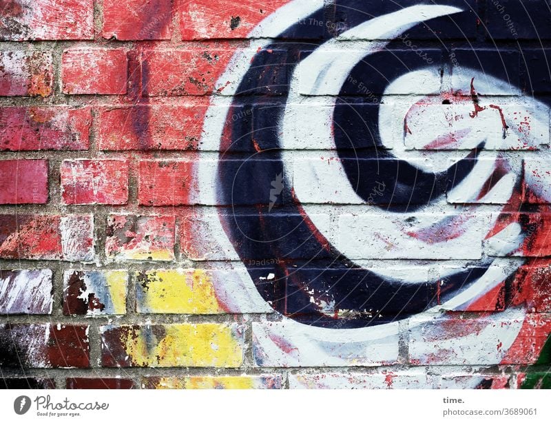 Disziplin und Widerstand | Gegensätze Menschenleer Perspektive Inspiration bunt wand mauer backstein grafitti gegensatz disziplin chaos bauwerk kurve welle fuge