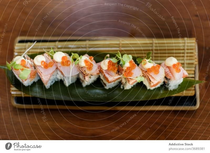 Satz von bunten Sushi-Rollen auf Teller rollen Kulisse Meeresfrüchte Lachs geschmackvoll Restaurant Reichtum dienen Orientalisch Käse Saucen Tisch Fisch Reis