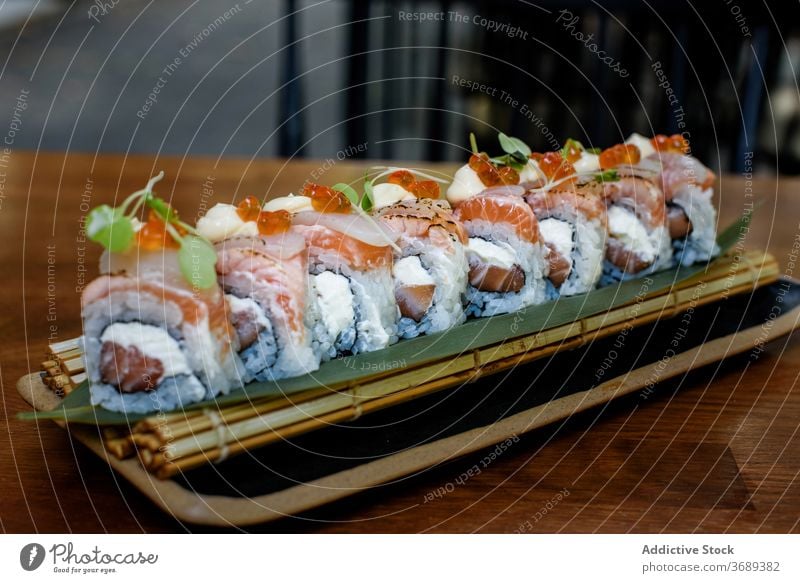 Satz von bunten Sushi-Rollen auf Teller rollen Kulisse Meeresfrüchte Lachs geschmackvoll Restaurant Reichtum dienen Orientalisch Käse Saucen Tisch Fisch Reis
