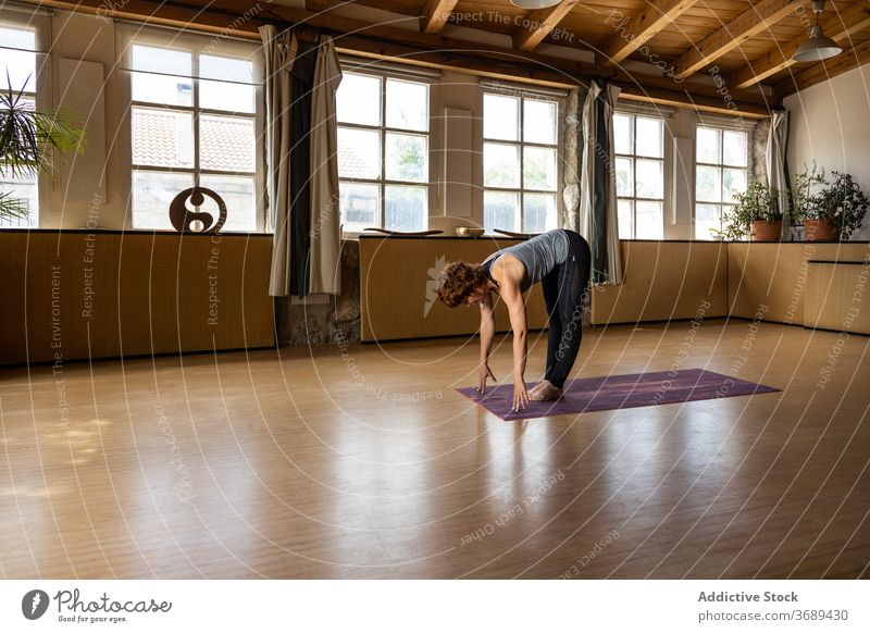 Frau übt Yoga in der Asana Halfway Lift üben stehen Halblift ardha uttanasana Pose positionieren Wohlbefinden beweglich Gesundheit Konzentration Wellness