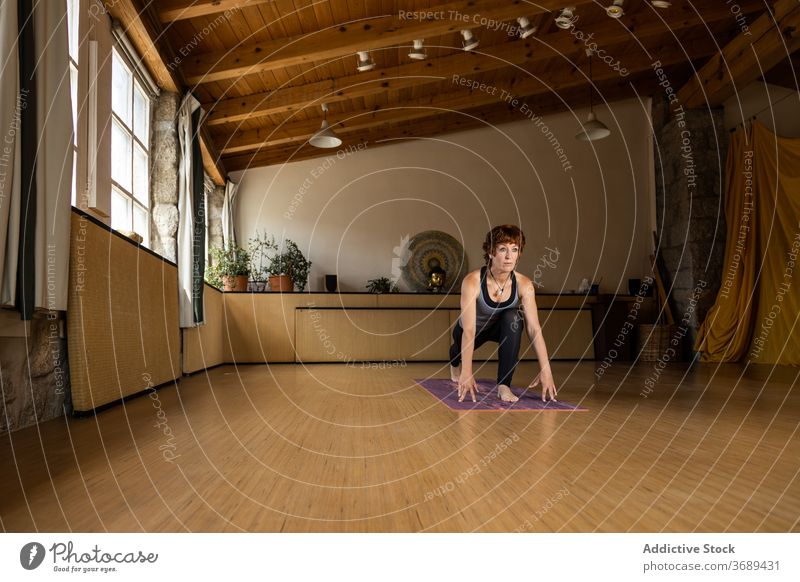 Frau übt Yoga Gleichgewicht Klasse Übung trainiert. Fitness fokussiert Fitnessstudio Gesundheitswesen im Innenbereich sehr wenige friedlich Pose Körperhaltung
