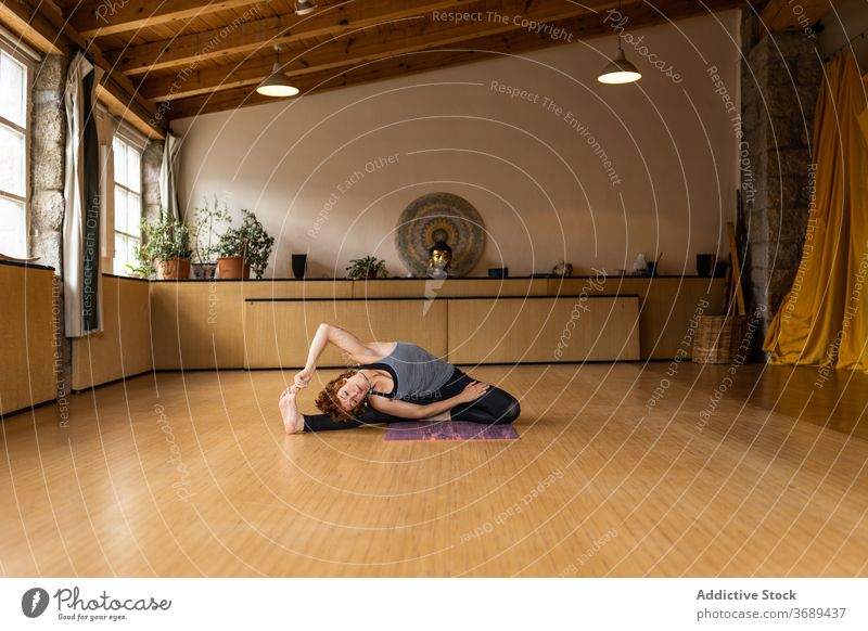 Frau übt Yoga im tropischen Resort üben Asana gedrehter Sitzwinkel parivrtta upavistha konasana Pose positionieren beweglich Dehnung Gesundheit Konzentration