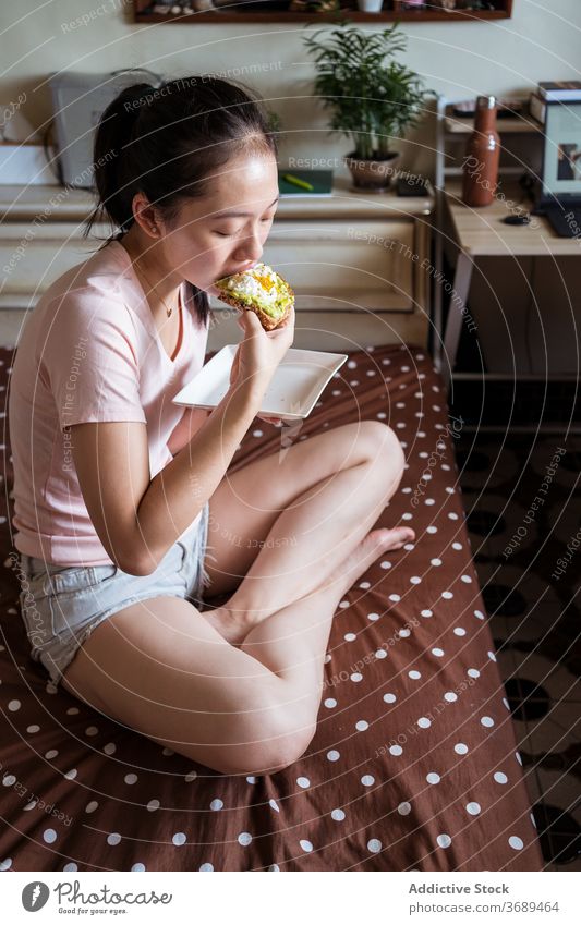 Ethnische Frau beim Frühstück auf dem Bett Zuprosten Avocado Ei essen lecker Gesundheit Ernährung Morgen ethnisch asiatisch gemütlich heimwärts Lebensmittel