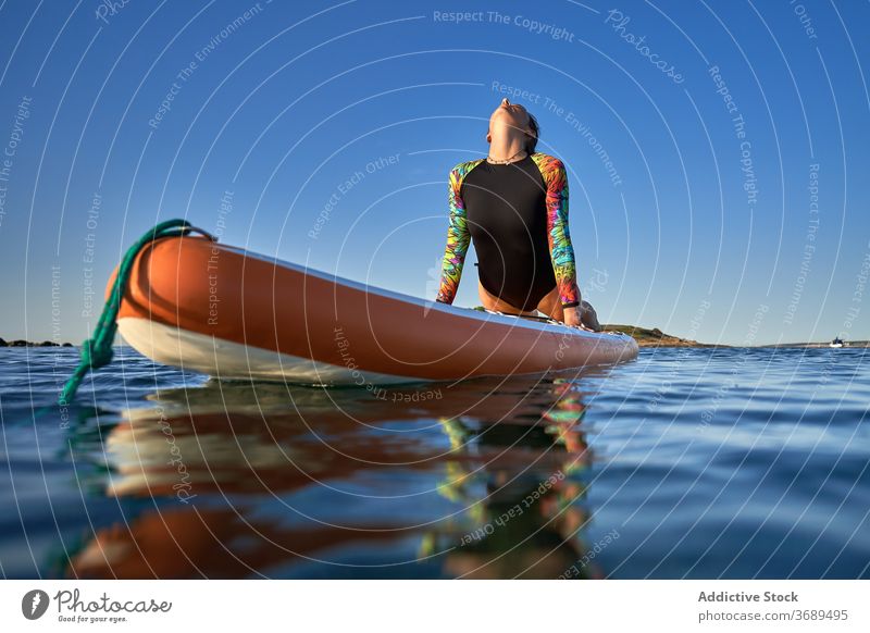 Flexible Frau macht Yoga auf Paddleboard Sonnenuntergang Pose Surfer Paddelbrett Gleichgewicht MEER Wasser Gesundheit Natur Harmonie sich[Akk] entspannen ruhig