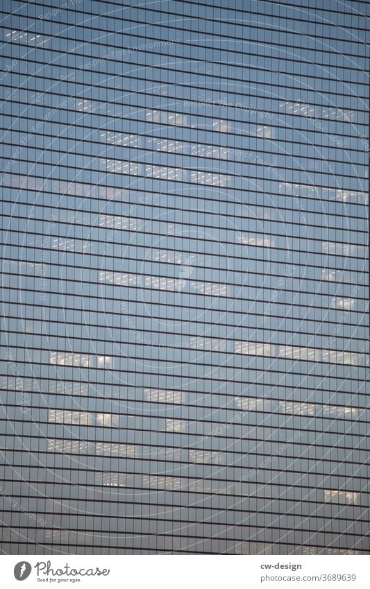 Die Schönheit im Auge des Betrachters - Japan Wolkenkratzer architektonisch Außenseite Fassade Architektur Funktionalismus Architekturfotografie Design Gebäude
