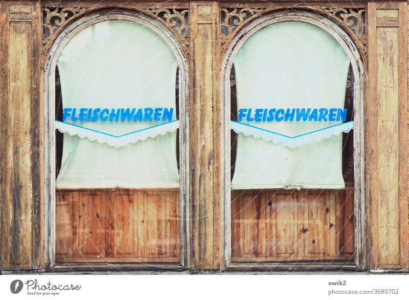 Mit Rüschen Außenaufnahme Farbfoto blau Menschenleer Langeweile Haus Gebäude Ladengeschäft Konsum Wand Fassade trist Deutschland ruhig Dorf sparsam stagnierend